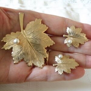 Vintage Sarah Coventry Whispering Leaf Gold Tone & Faux Pearl Pin & Earrings